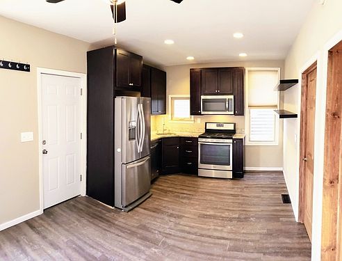 2nd image of 2353 S Kinnickinnic Ave Lowr B
