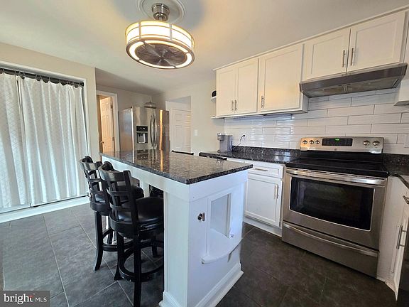 4th image of 8206 W End Dr