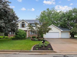 801 Manchester Ct, Neenah, WI 54956