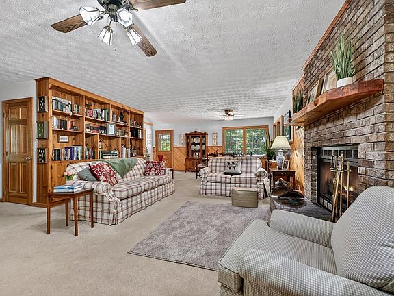 3rd image of 221 Shade Tree Ln