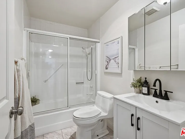 12321 Ocean Park Blvd #18 — Photo 17