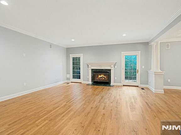4th image of 205 Bearwoods Road