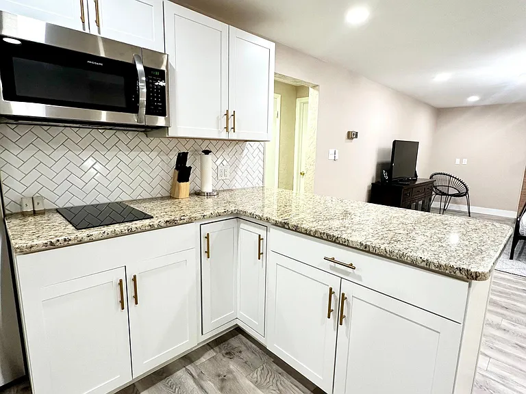2865 Olive Dr — Photo 2