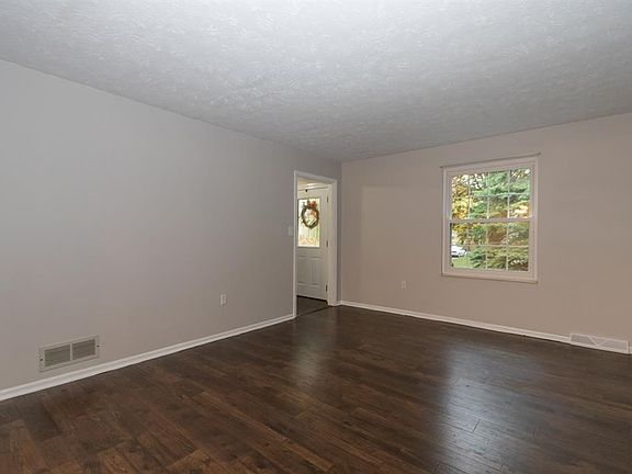 4th image of 8236 Lakeshore Dr