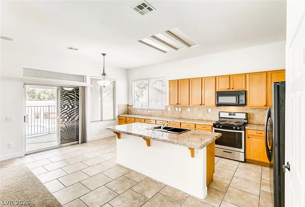 6 bed, 3.0 bath, 2982 sqft, $3,300 — Photo 4