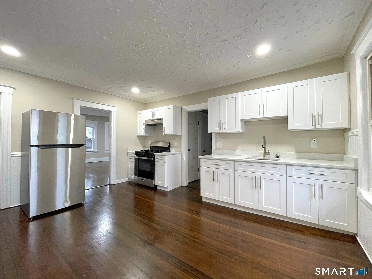3 bed, 1.0 bath, 1024 sqft, $1,975 — Photo 2