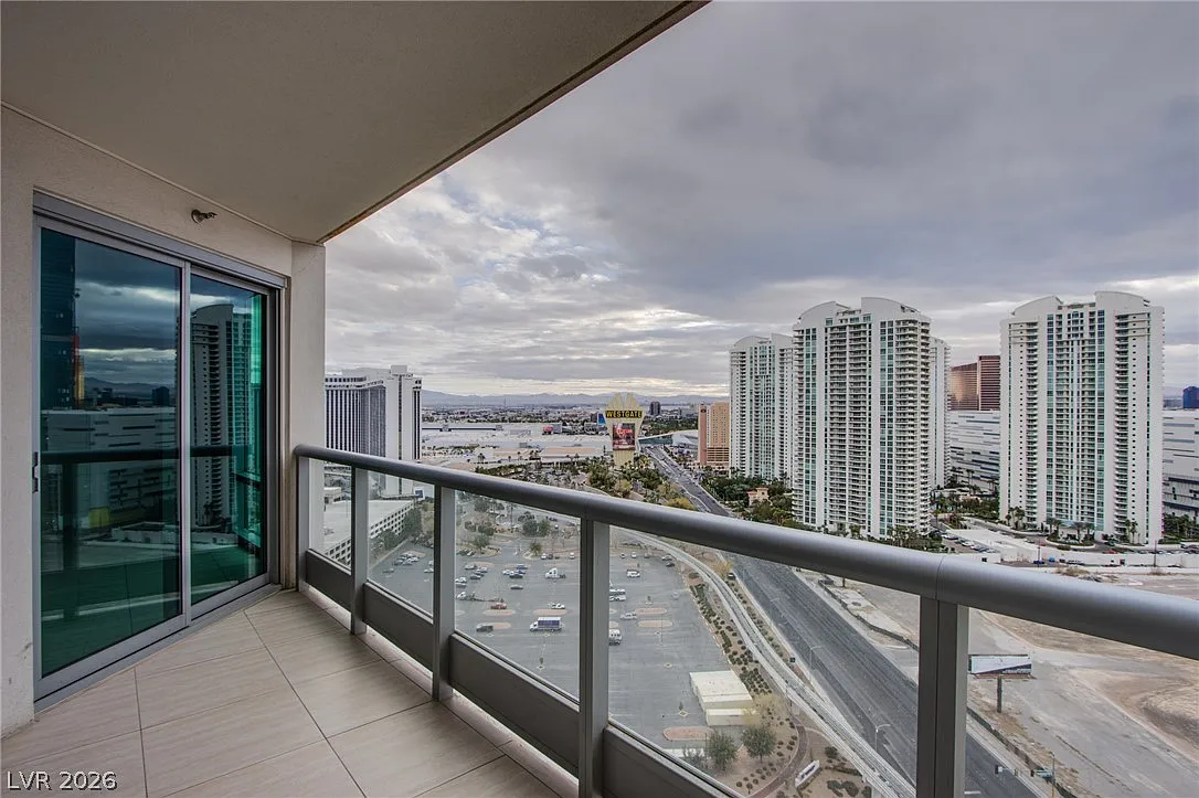 Turnberry Towers — Photo 2