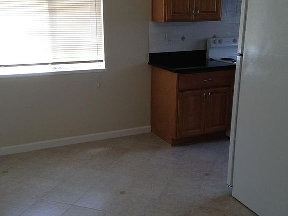 3rd image of 1642 Queen Charlotte Dr APT 1