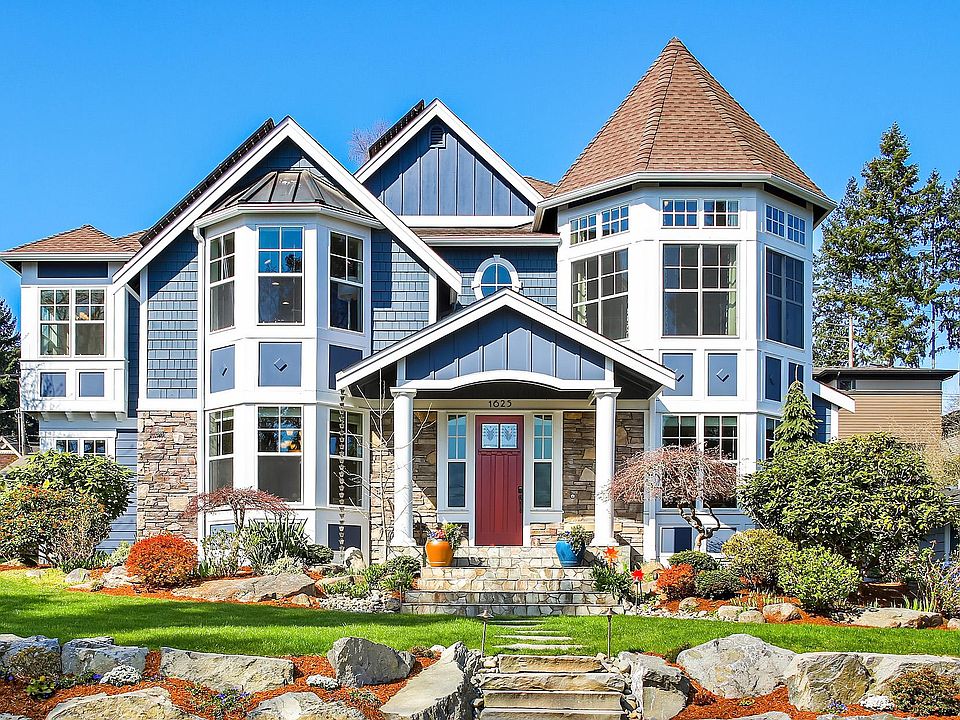Queen Anne Sophistication in Enatai.