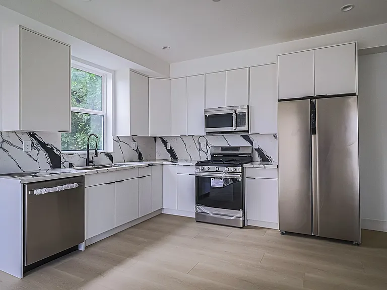 New Construction Luxury 4 Bed Townhomes With Roof Decks — Photo 6