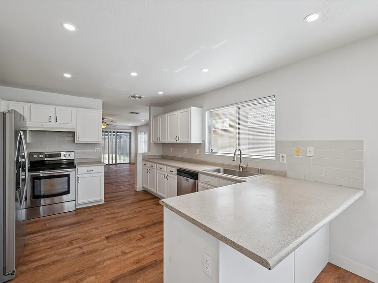 2233 W Alta Vista Rd — Photo 22