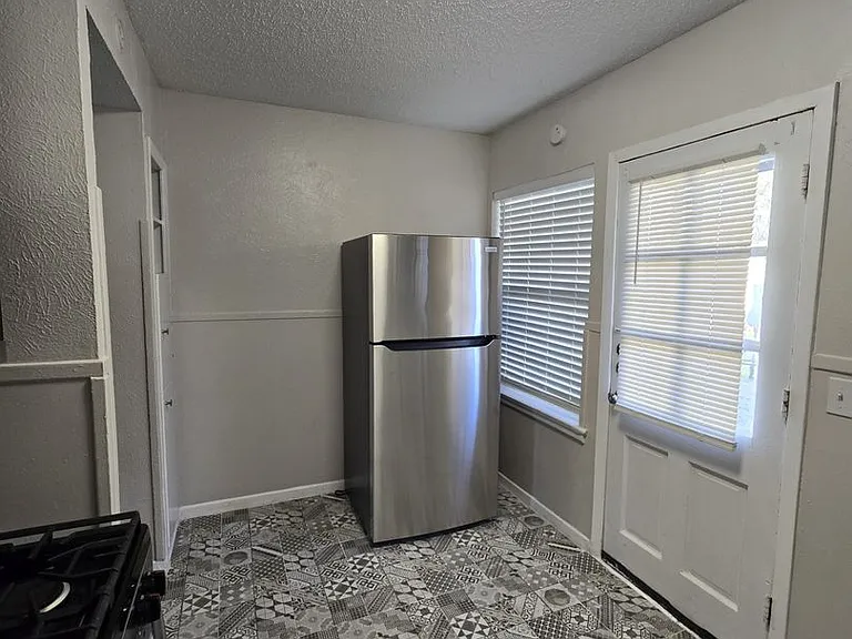 Upgraded Apartments In Arlington Heights! — Photo 10