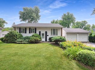 1432 Walnut Dr, Woodstock, IL 60098