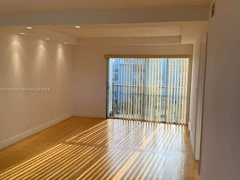 8610 N Sherman Cir #508 — Photo 4