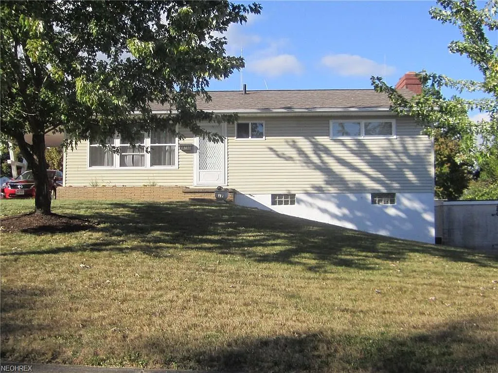 671 E Catawba Ave photo 1