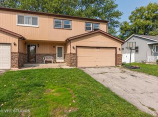 718 Dean Dr, South Elgin, IL 60177