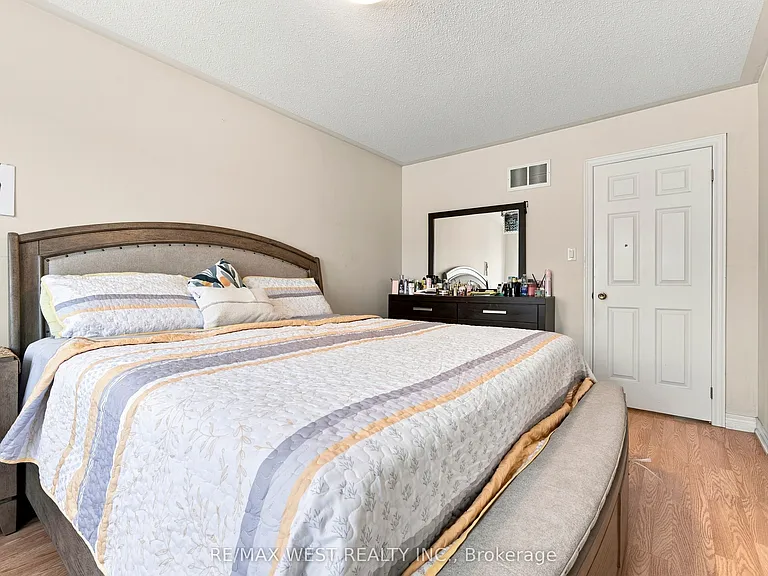 35 Sky Harbour Dr — Photo 17