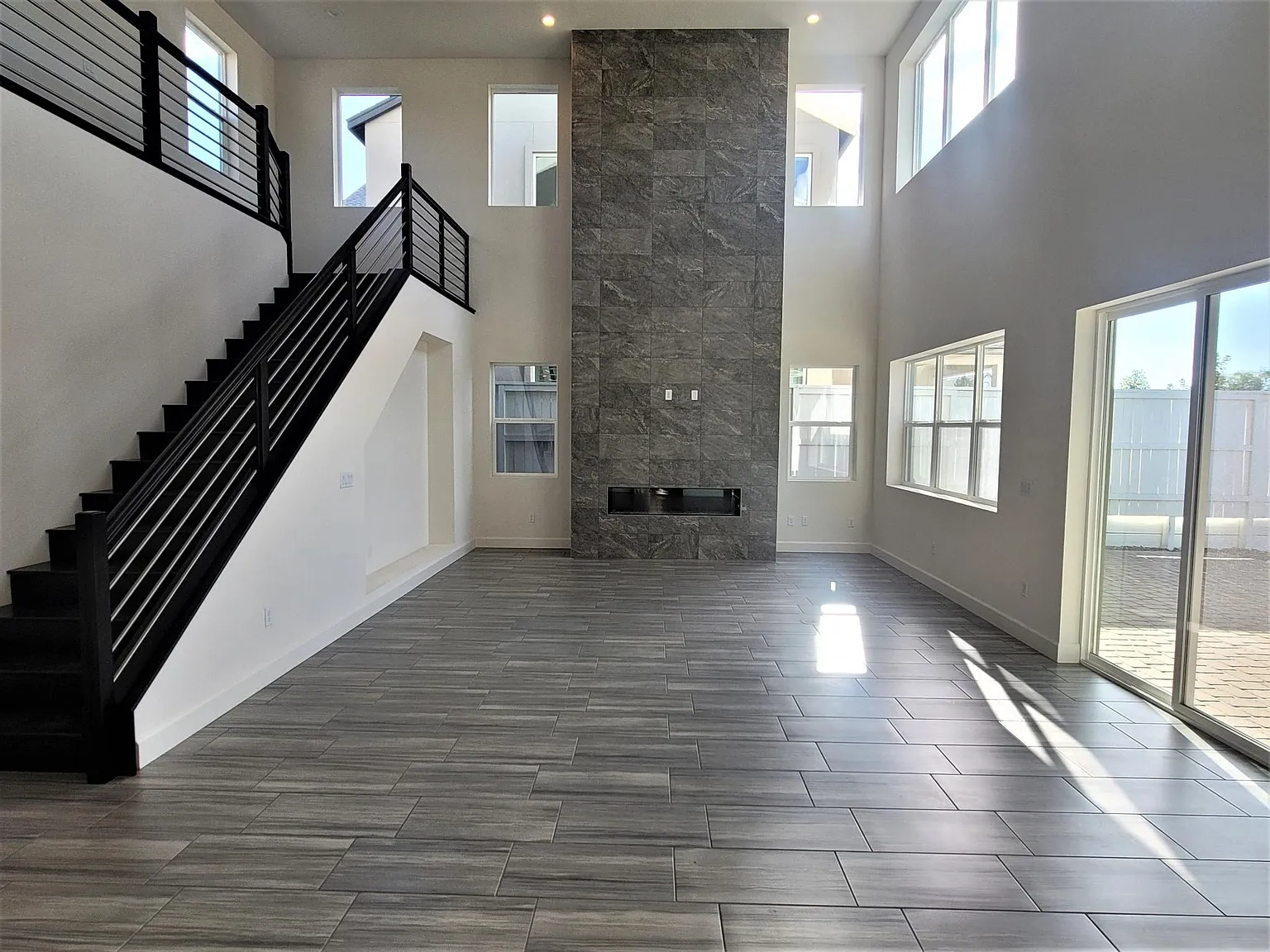 3 bed, 3.5 bath, 2811 sqft, $6,495 — Photo 4