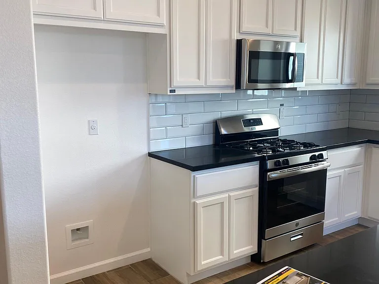 726 Andrea Dr — Photo 3