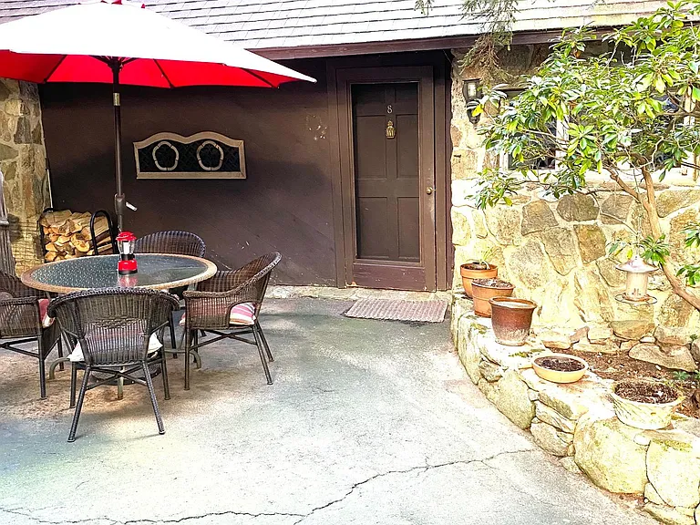 8 E Meadow Rd — Photo 8