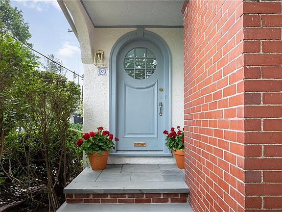4th image of 87 Woodbury St