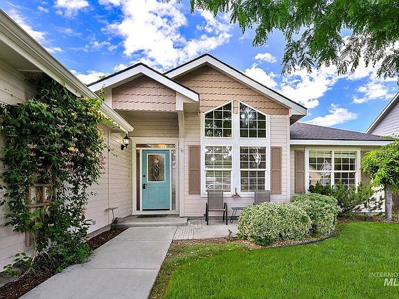 2nd image of 323 Larkspur Ct