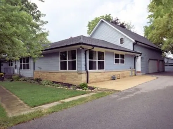 847 Devonshire Rd, Delafield, WI 53018