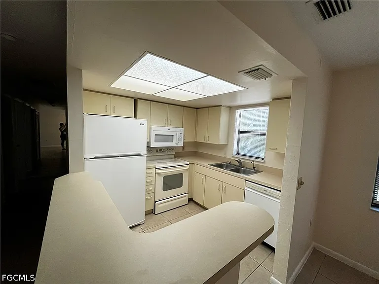 919 SE 8th Ter #7 — Photo 3