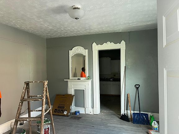 4th image of 21 Grosvenor Ave #21