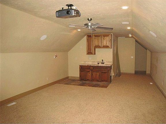Upstairs bonus w/bathroom