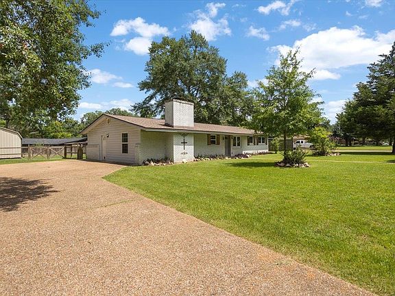 3rd image of 300 N Pinewood Dr
