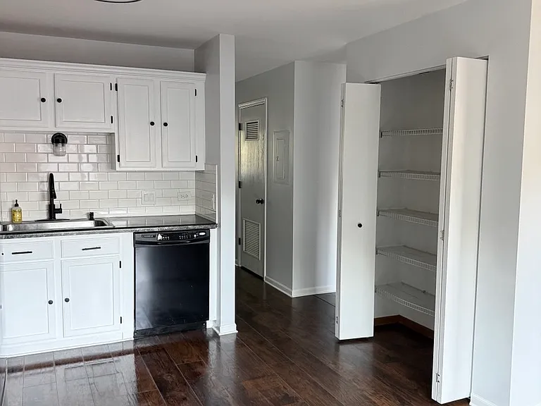 295 Woodridge Cir #D — Photo 3