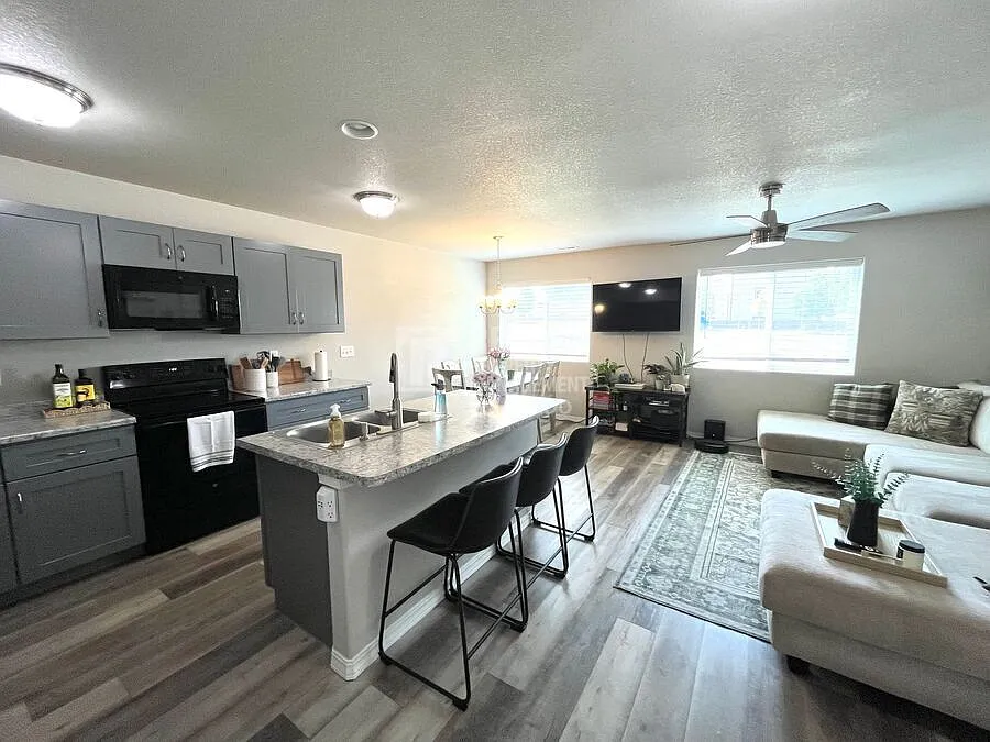 Modern 3 Bedroom Home with Central AC, Garage & Private Patio Near Fort Carson — Photo 4