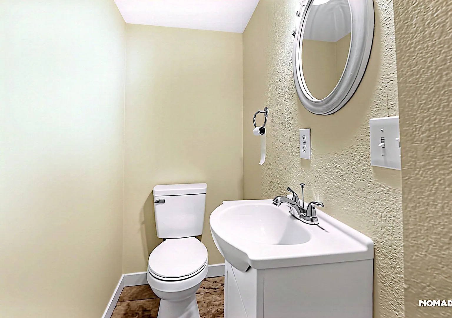Charming 4BR House in Aurora — Photo 3