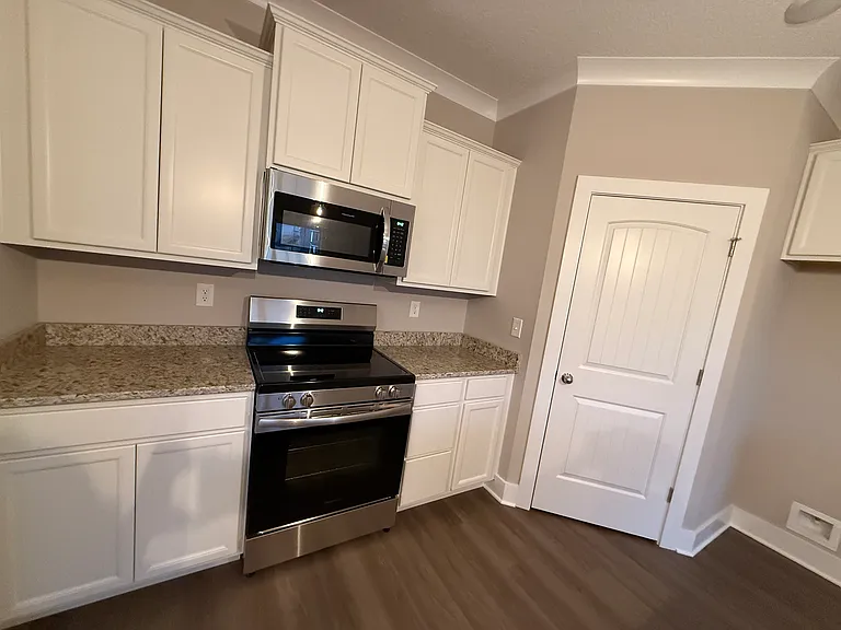 2727 Farmhouse Dr — Photo 4