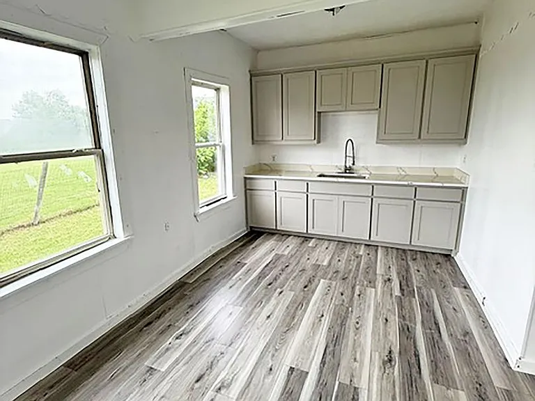 108 W Walnut St — Photo 4