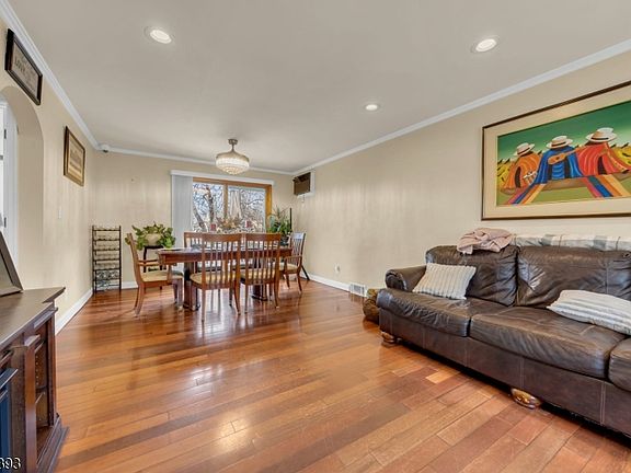 3rd image of 321 Sherwood Rd