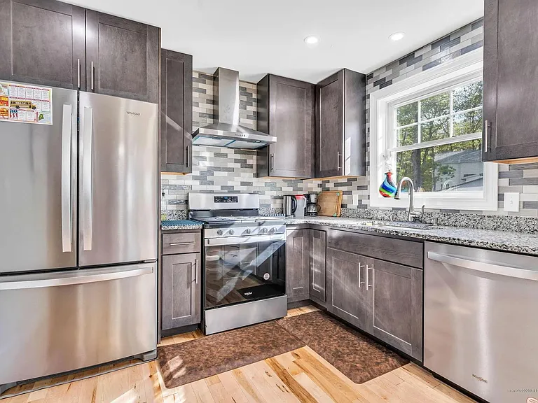36 Belvedere Dr — Photo 2