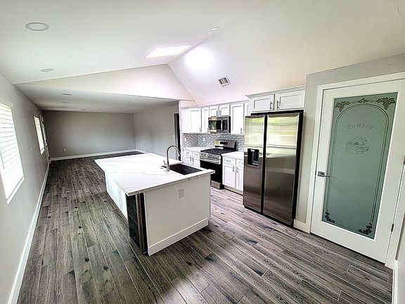 3rd image of 535 W 15th St