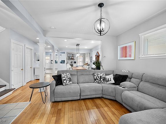5th image of 1415 W 114th St