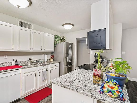 5th image of 903 Sunny Slope Dr