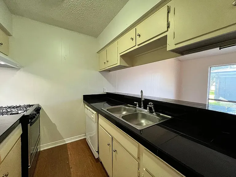 612 W 51st St #103 — Photo 8