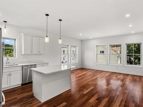 3rd image of 11 Stone St Unit E