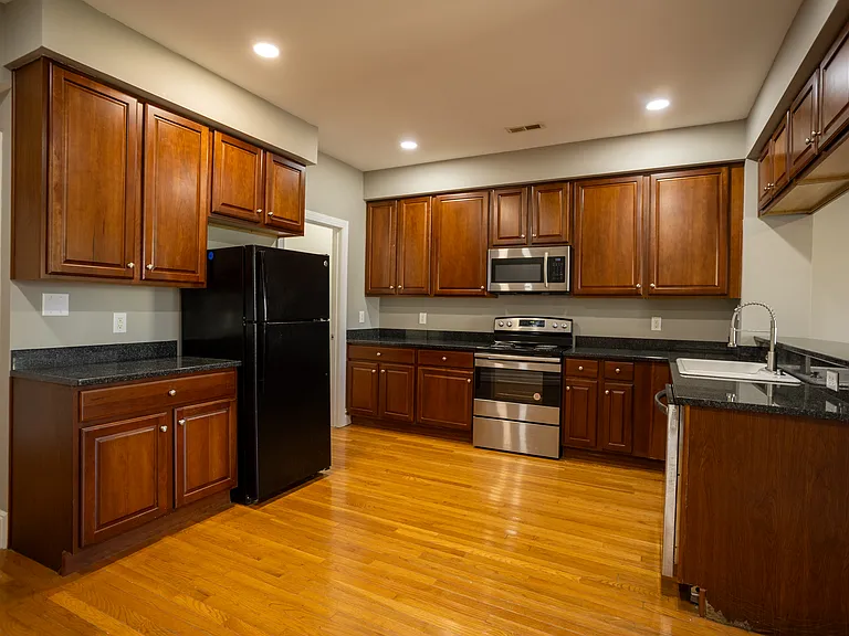 1306 W Clay St — Photo 11