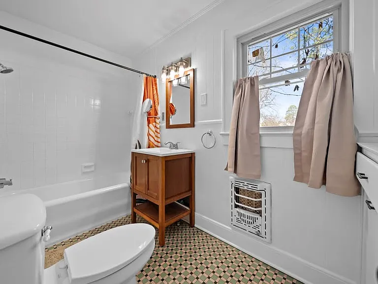 210 E Dobbs St — Photo 38