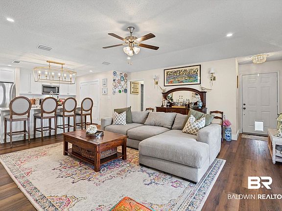4th image of 21 Cobblestone Way W