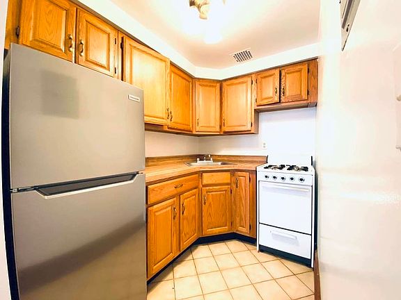 5th image of 119 W 75th St APT 3F
