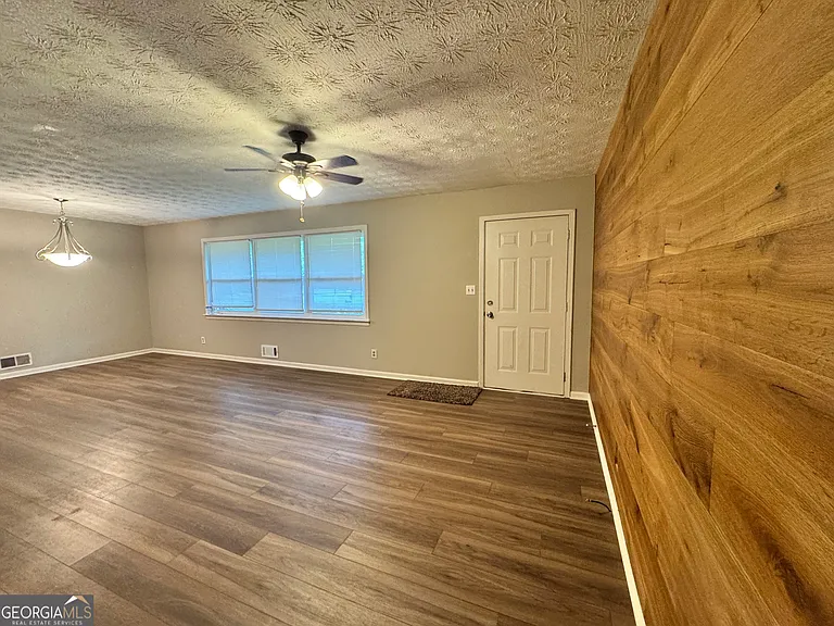 452 Windsor Dr SW — Photo 3