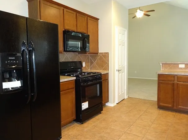 4 bed, 2.5 bath, 2065 sqft, $2,195 — Photo 2