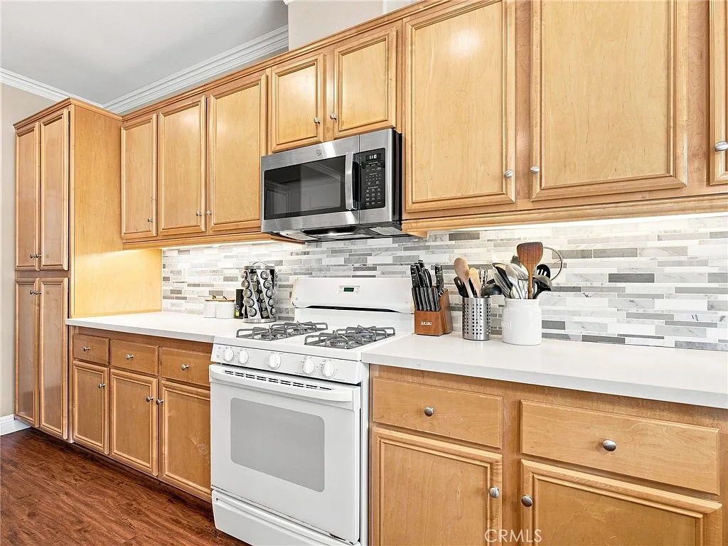 4 bed, 2.5 bath, 2004 sqft, $3,900 — Photo 4